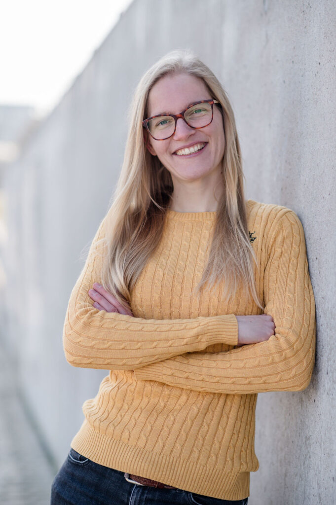 Foto von blonder Frau in gelbem Pullover