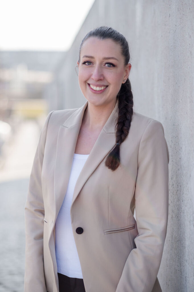 Portrait einer dunkelhaarigen Frau in beigem Blazer