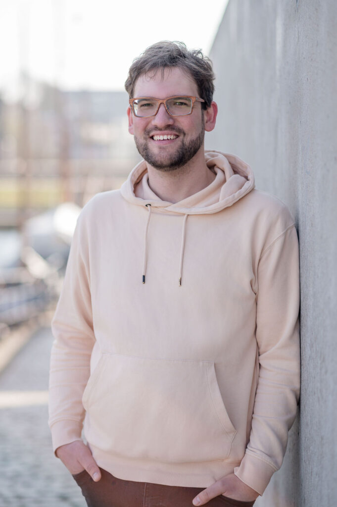 Portrait von Mann mit hellgelbem Pullover