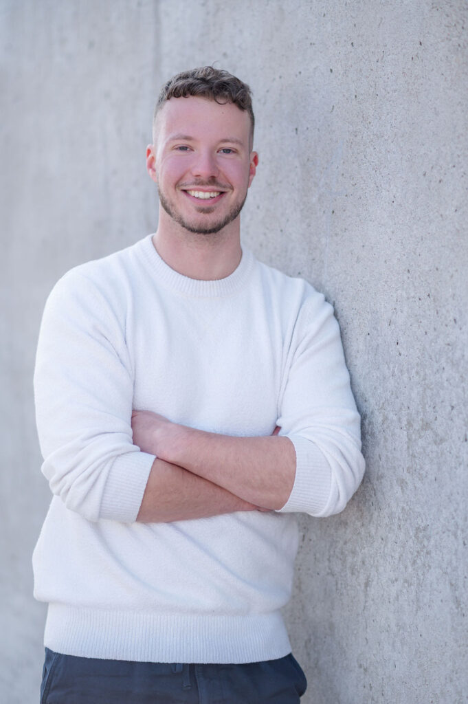 Portrait von Mann mit weißem Sweatshirt