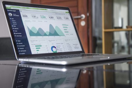 Laptop mit Power-BI-Übersichten